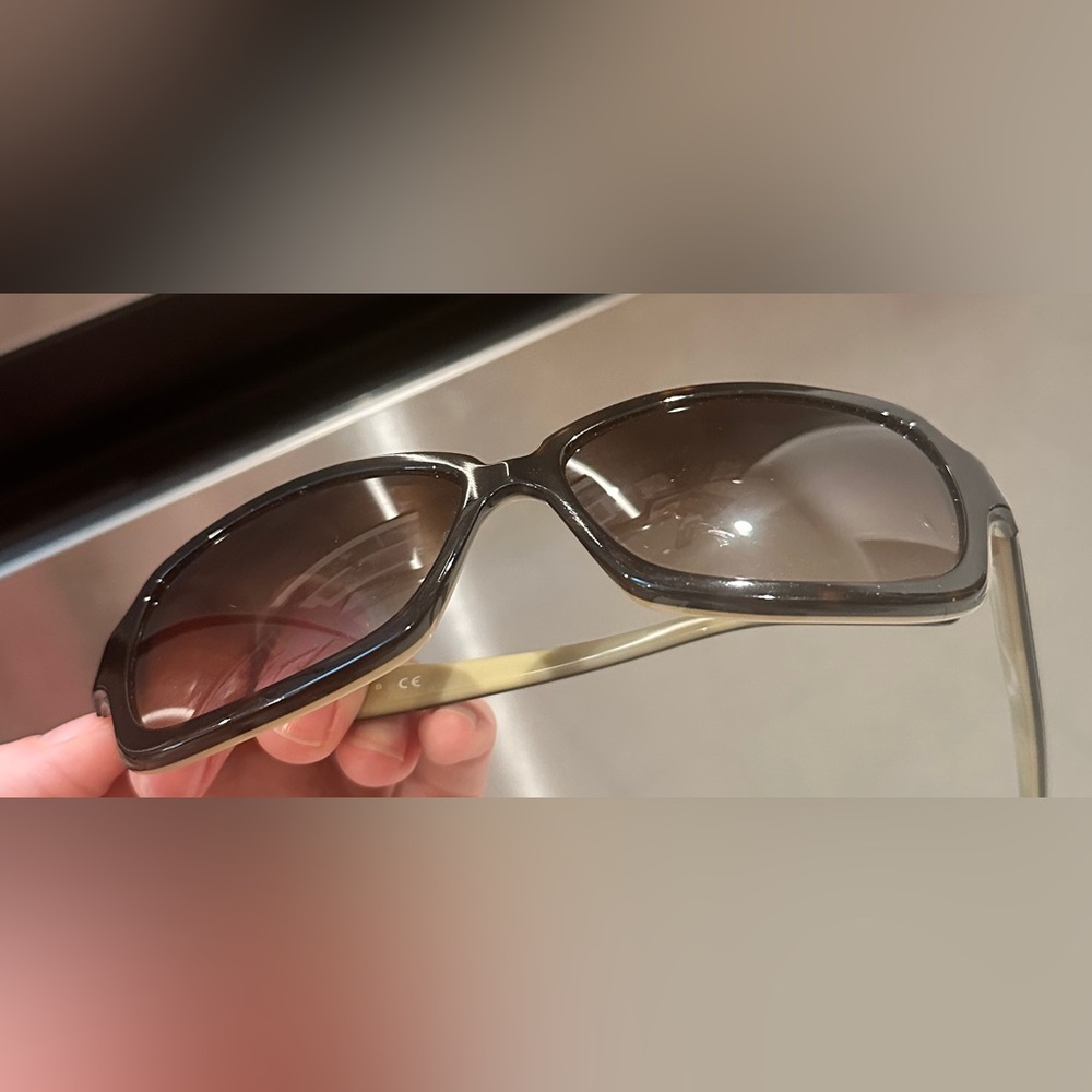 CHANEL Vintage Tortoise Sunglasses with Brown Cloth and Black Quilted Case - Picture 8 of 10